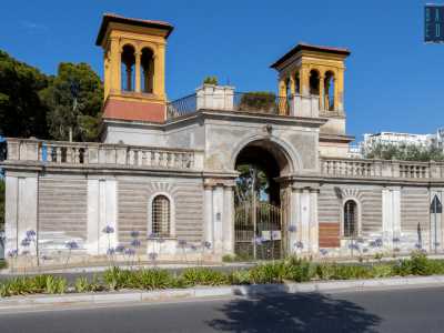 Il monumentale ingresso si trova al civico 176 della trafficata via: un arcone a tutto sesto, delimitato da semicolonne binate...